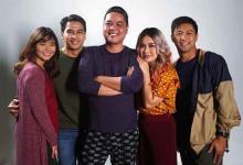 Write About Love,’ directed by Crisanto Aquino (center)